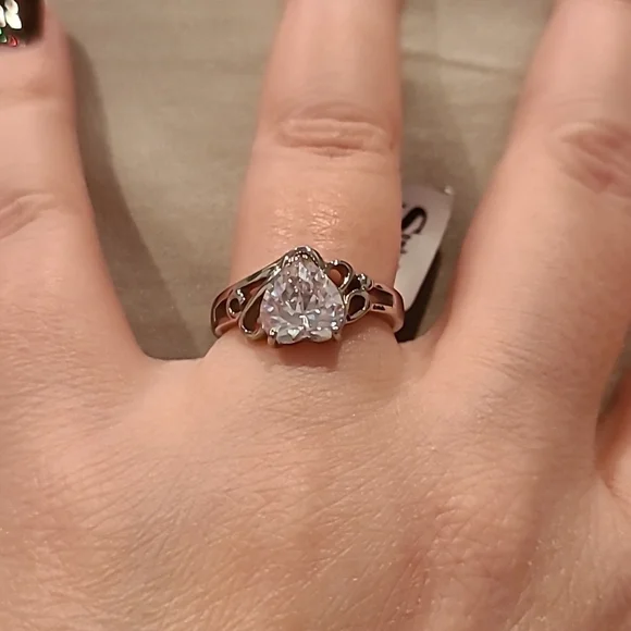 Heart shape cubic zirconia swirl band stainless steel ring - Picture 5 of 9